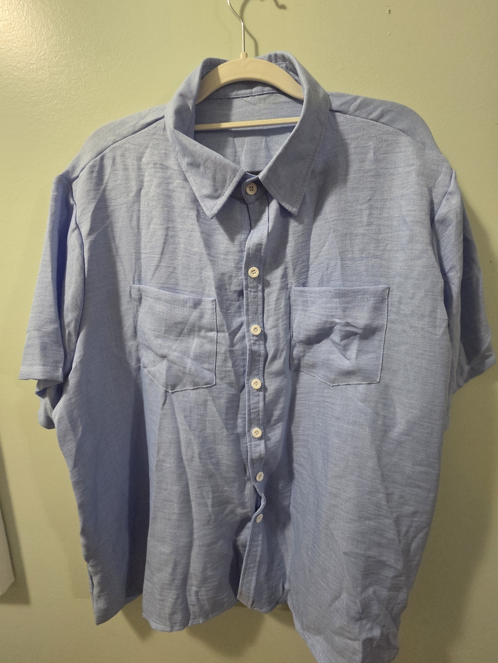 Men's Light Blue Short-Sleeve Button-Down Shirt with Chest Pockets